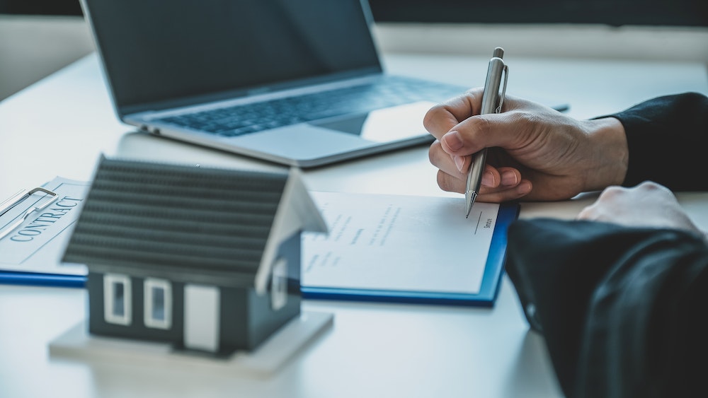 Naviguer dans le labyrinthe du contrat d'achat immobilier : Guide juridique pour une transaction réussie