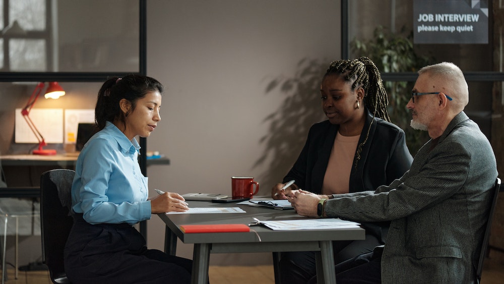 Naviguer dans les eaux juridiques : Comprendre les implications juridiques des contrats de travail