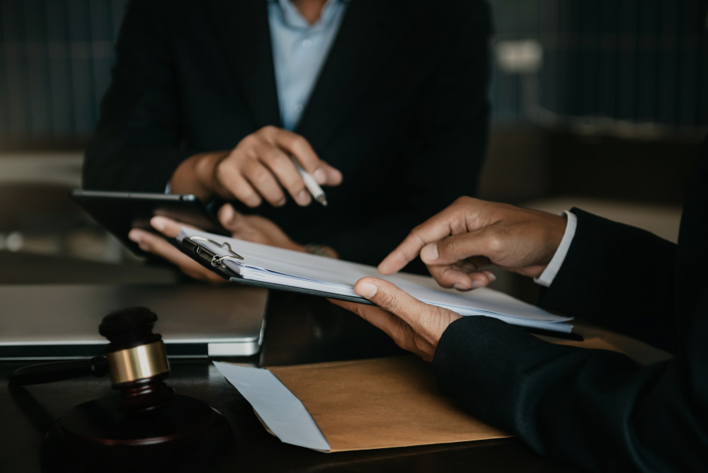 Cabinet juridique ou avocat : choisir la meilleure option pour défendre vos droits