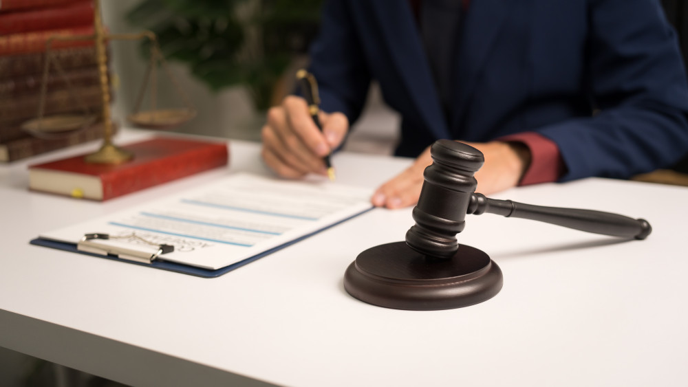 La force obligatoire du contrat : un pilier essentiel du droit des contrats
