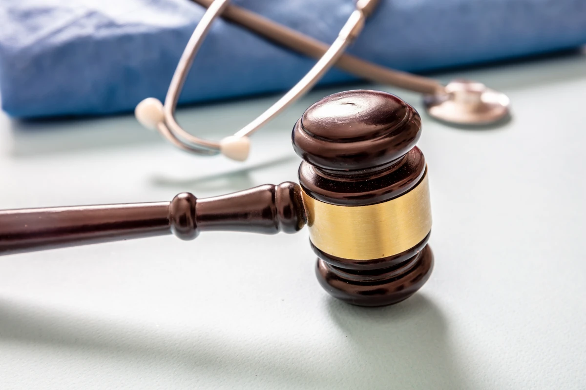 La responsabilité pénale médicale : quand la blouse blanche se teinte de gris
