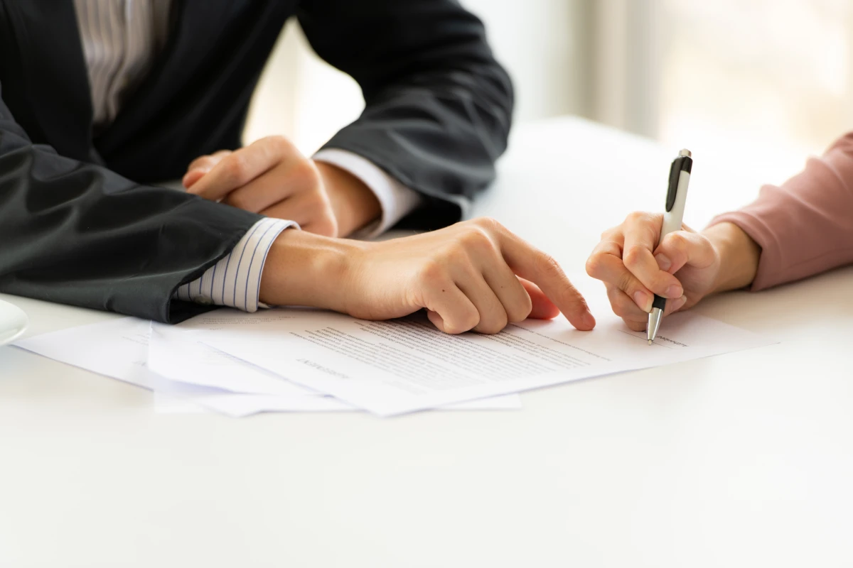 Maîtriser les clauses de confidentialité dans les contrats commerciaux : enjeux juridiques et bonnes pratiques